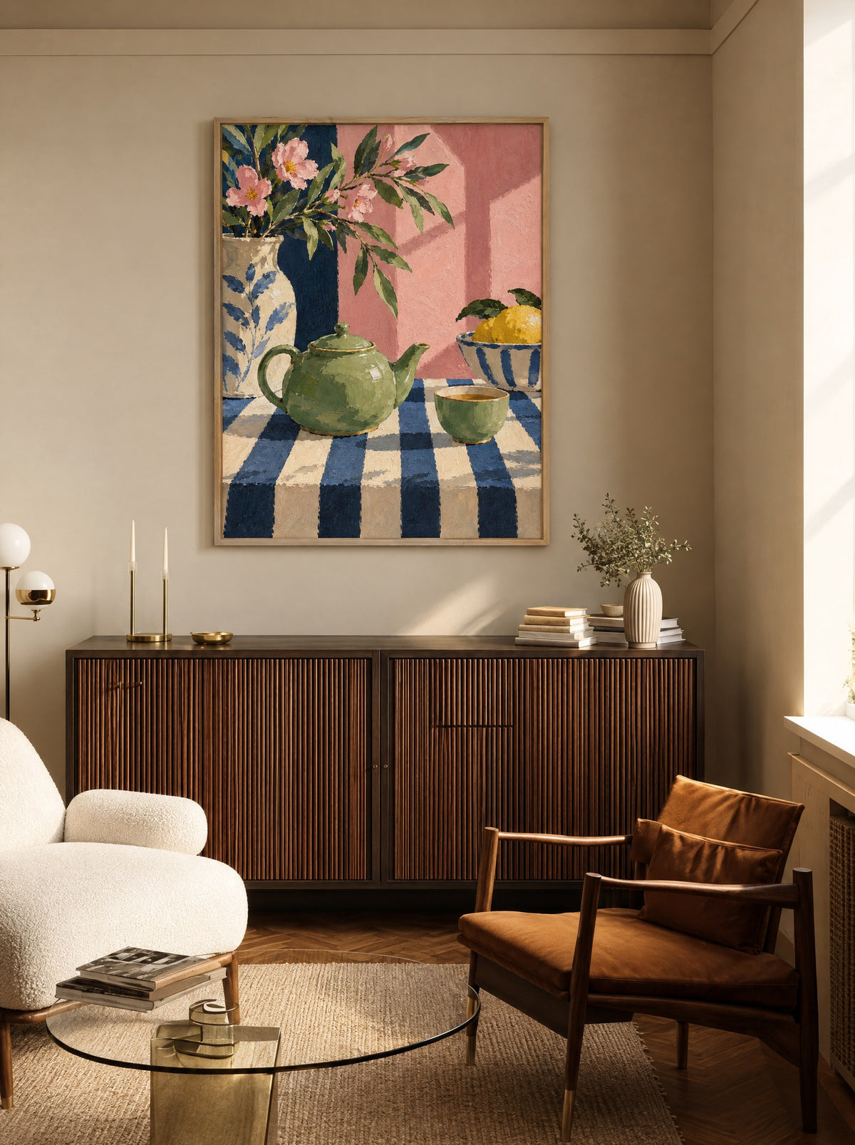Stilleven met theepot in een natuur houten lijst, aan de muur in een lichte eetkamer.
