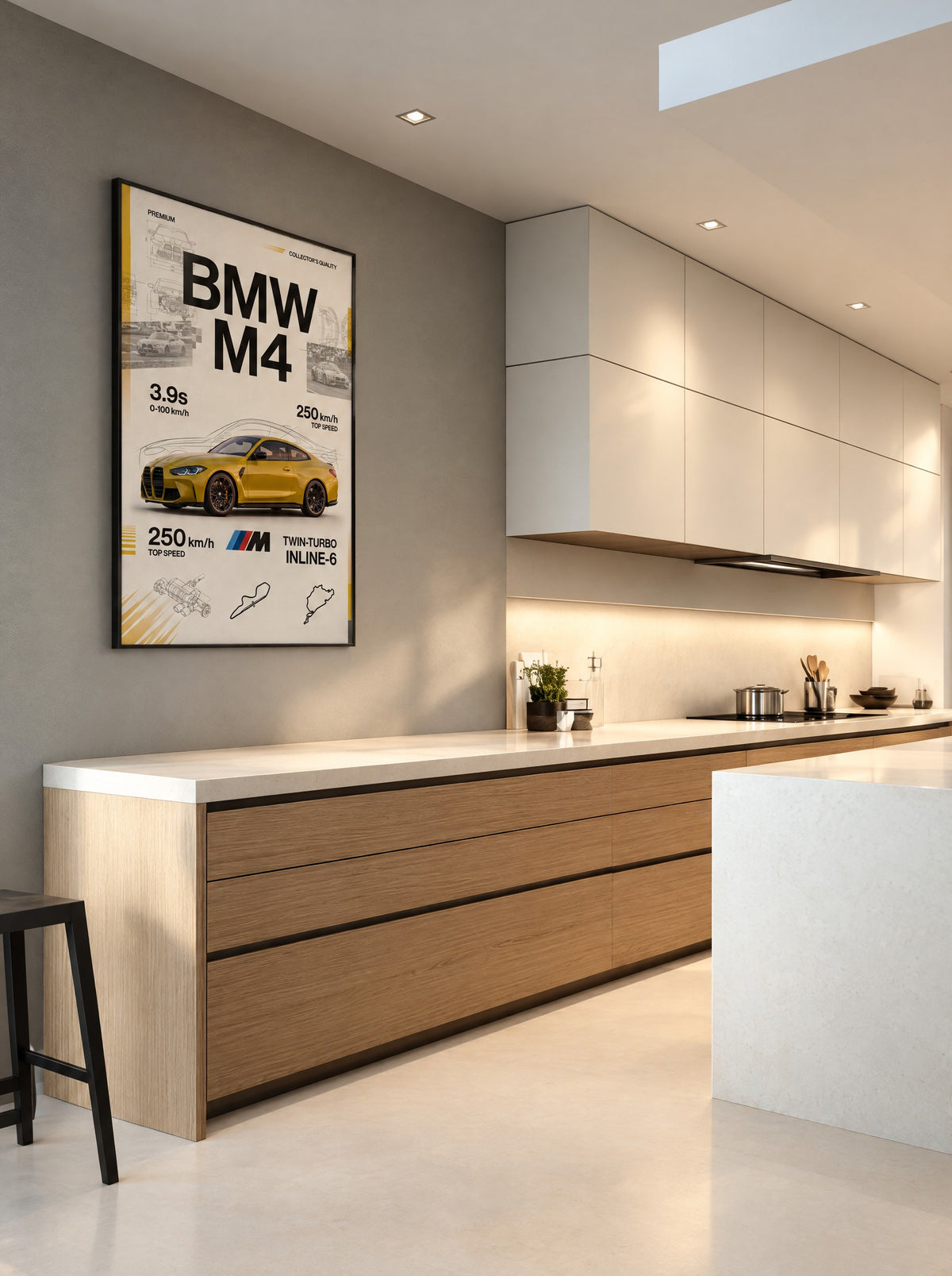 BMW M4 met zwarte lijst aan de muur in de woonkamer