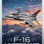 Poster met F-16 Fighting Falcon in vlucht boven wolken bij zonsondergang op een donkerblauwe poster