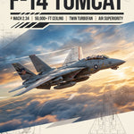 Poster met F-14 Tomcat in vlucht tegen een gouden wolkenlucht op een beige poster met blauwdruk