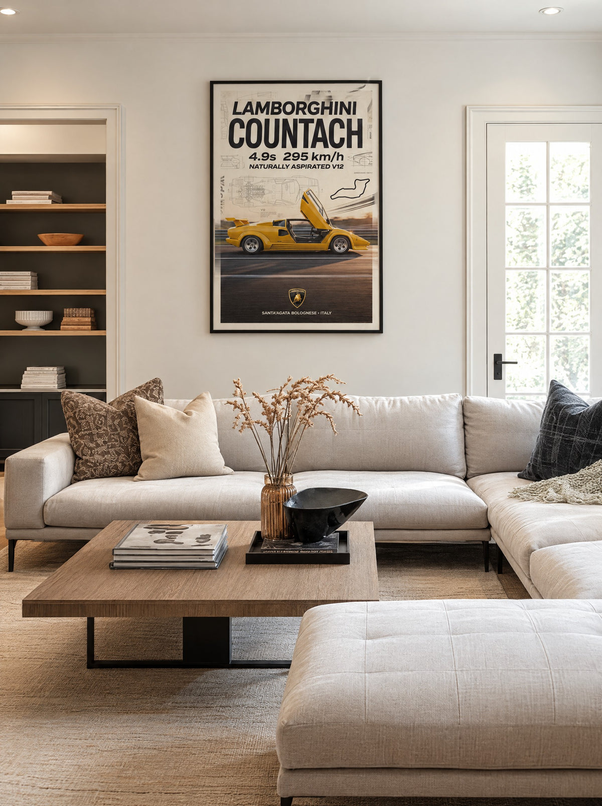 Lamborghini Countach met zwarte lijst aan de muur in de woonkamer