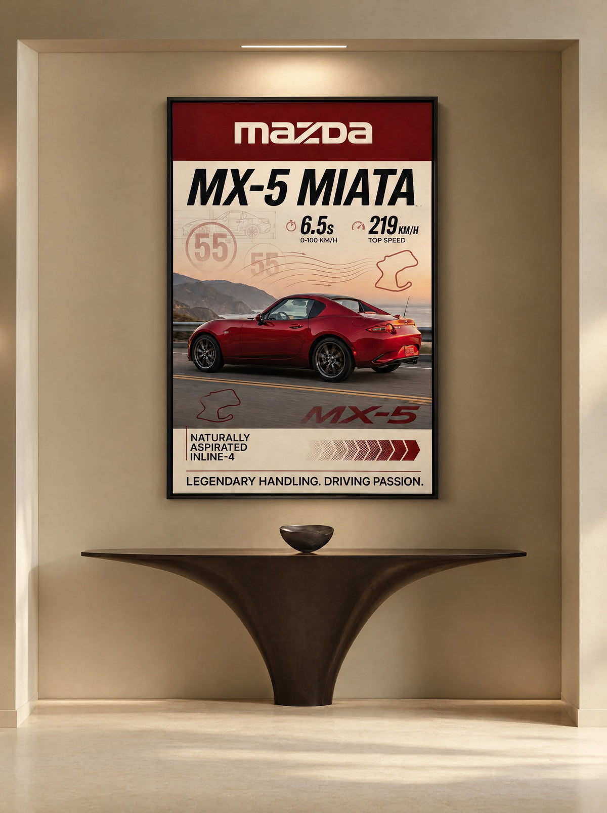 Mazda MX-5 Miata met zwarte lijst aan de muur in de woonkamer