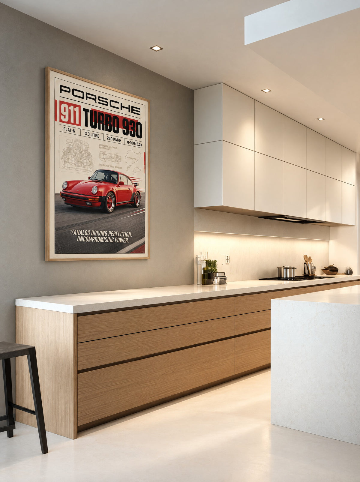 Porsche 911 Turbo (930) met natuur houten lijst aan de muur in een woonkamer