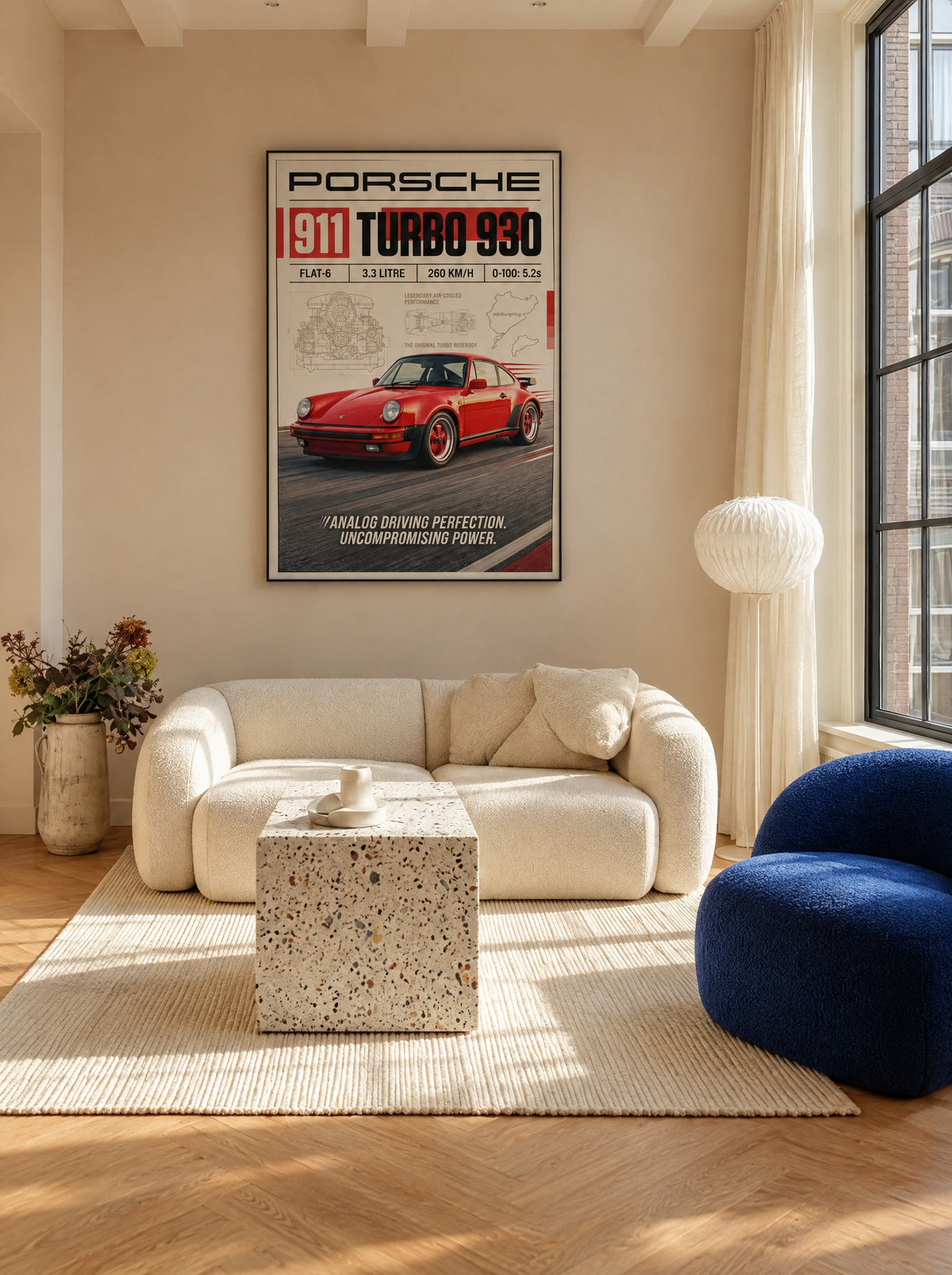 Porsche 911 Turbo (930) met zwarte lijst aan de muur in een garage