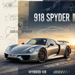 Poster van een zilveren Porsche 918 Spyder op een circuit bij zonsondergang met blauwe en crèmekleurige vlakken en schetsen.
