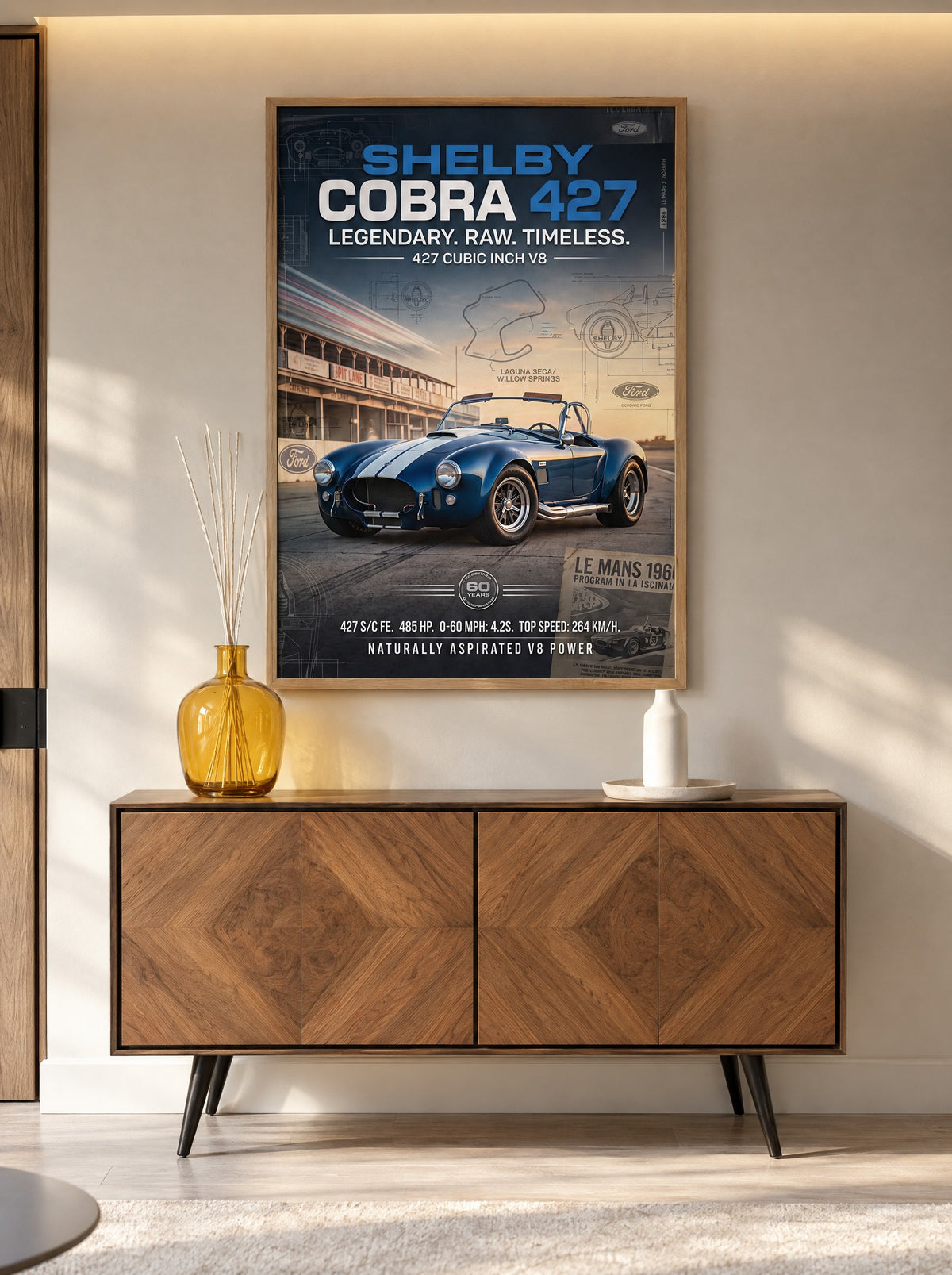 Shelby Cobra 427 met natuur houten lijst aan de muur in een woonkamer
