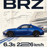 Poster van een blauwe Subaru BRZ in zijaanzicht met grote letters, schetsen en blauwe strepen op crèmekleurige achtergrond.