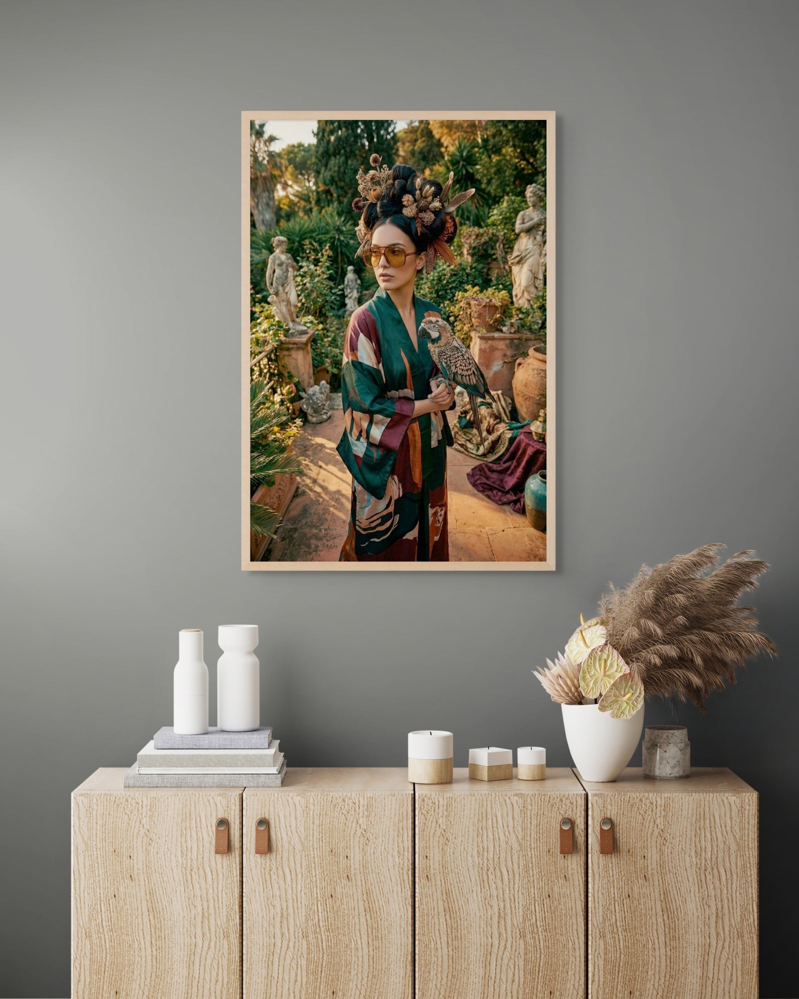 De Vrouw met de Papegaai wanddecoratie met elegant portret en kleurrijke papegaai