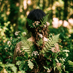 Girl of Nature – vrouw versmelt met varens en bloemen