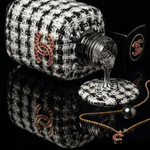 Haute Couture Pour Chanel in Motion wanddecoratie met elegante couture-figuur in beweging