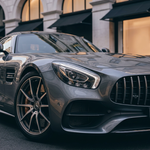 Midnight Boulevard Racer wanddecoratie met snelle sportwagen op een nachtelijke boulevard