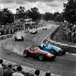 Rood tegen Blauw – vintage motorsport wanddecoratie