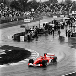Scarlet in de Regen – vintage motorsport wanddecoratie