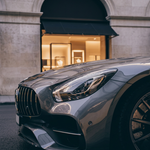 Urban Velocity Luxe wanddecoratie met luxe sportwagen in dynamische stedelijke vaart