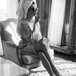 Ochtendglamour in Stilte wanddecoratie met serene glamoureuze sfeer in zacht ochtendlicht