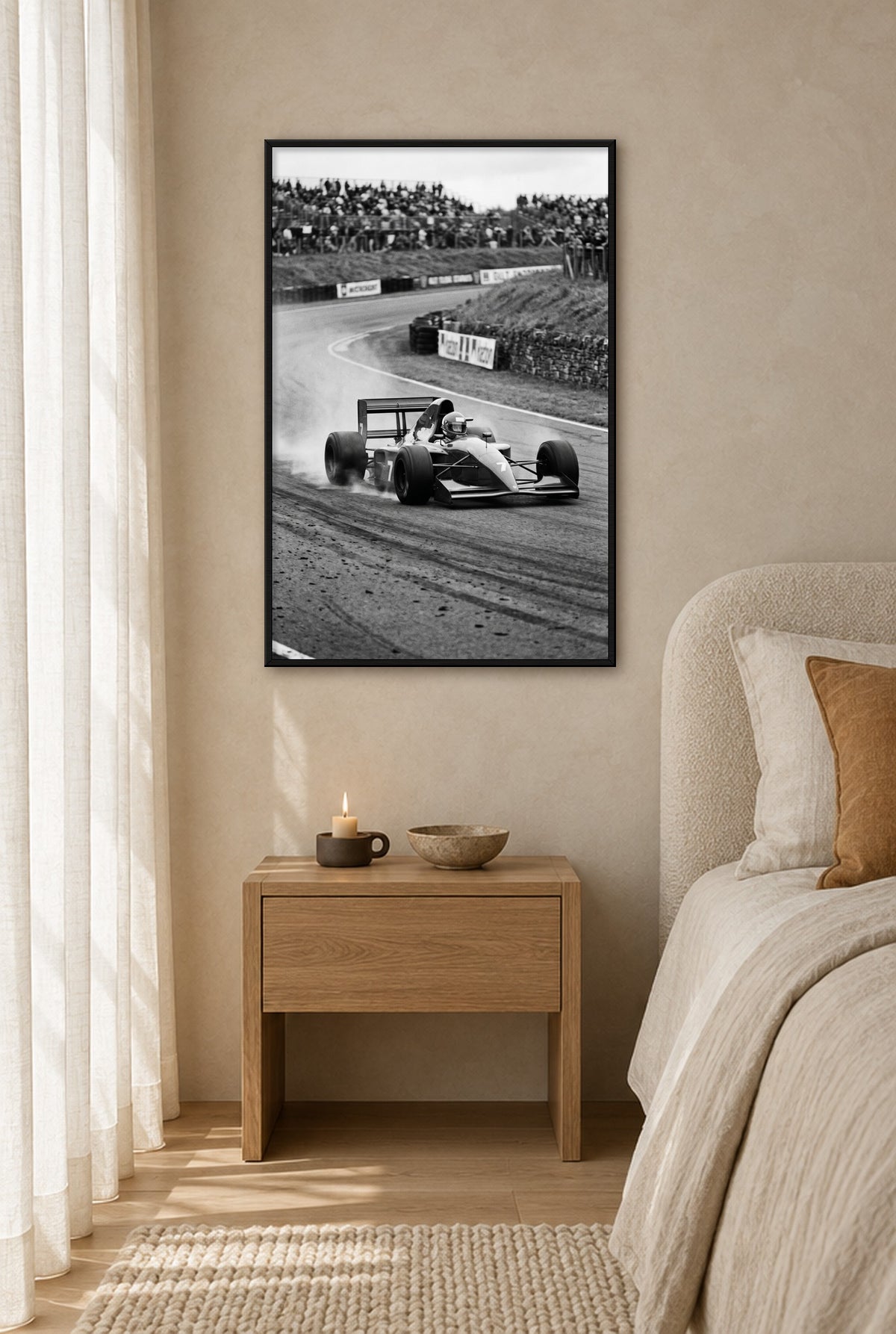 Aan de Limiet Wandbild mit schwarzem Rahmen an der Wand im Schlafzimmer