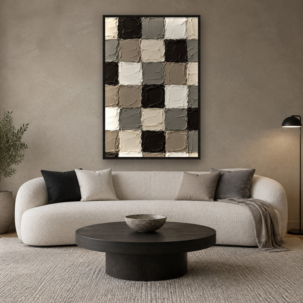 Aschgraues Raster im Relief Wandbild mit schwarzem Rahmen an der Wand im Wohnzimmer