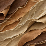 Geschichtetes handgeschöpftes Papier in Schokoladenbraun, Cognac und Sand mit cremefarbenen Fasern