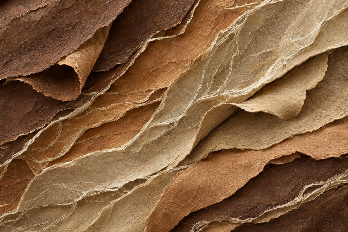 Geschichtetes handgeschöpftes Papier in Schokoladenbraun, Cognac und Sand mit cremefarbenen Fasern