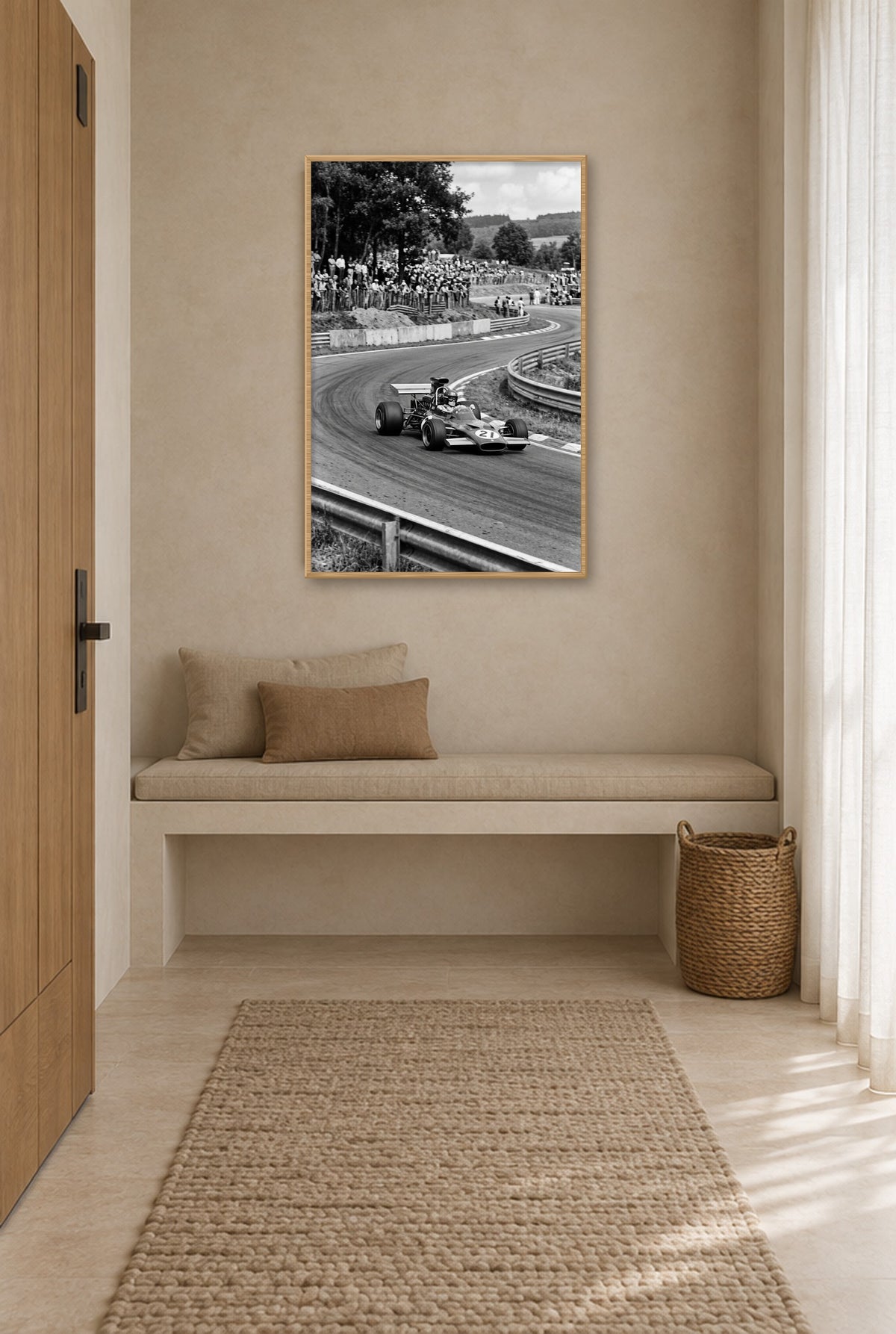 Bergrit Wandbild mit Naturholzrahmen an der Wand im Flur