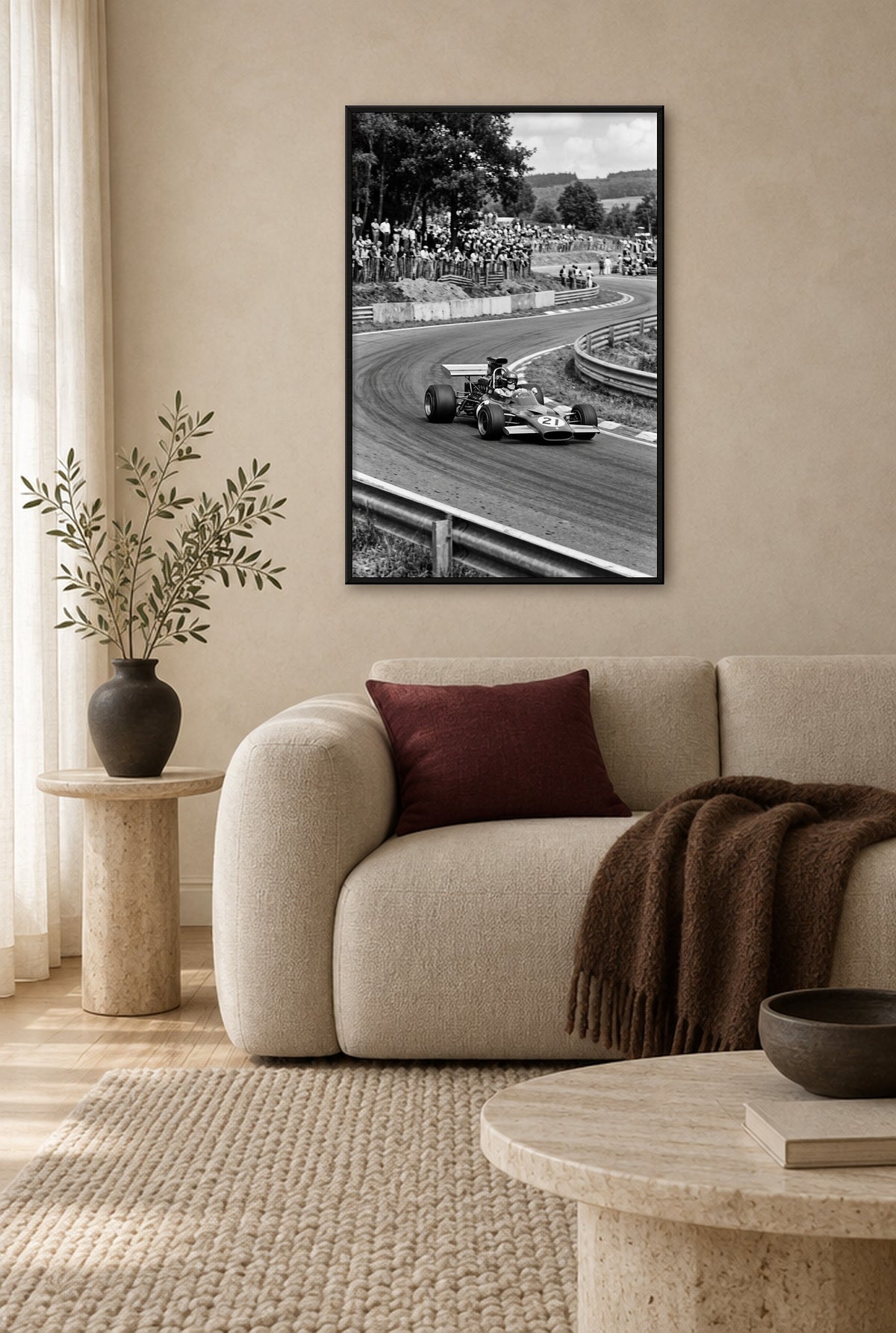 Bergrit Wandbild mit schwarzem Rahmen an der Wand im Wohnzimmer