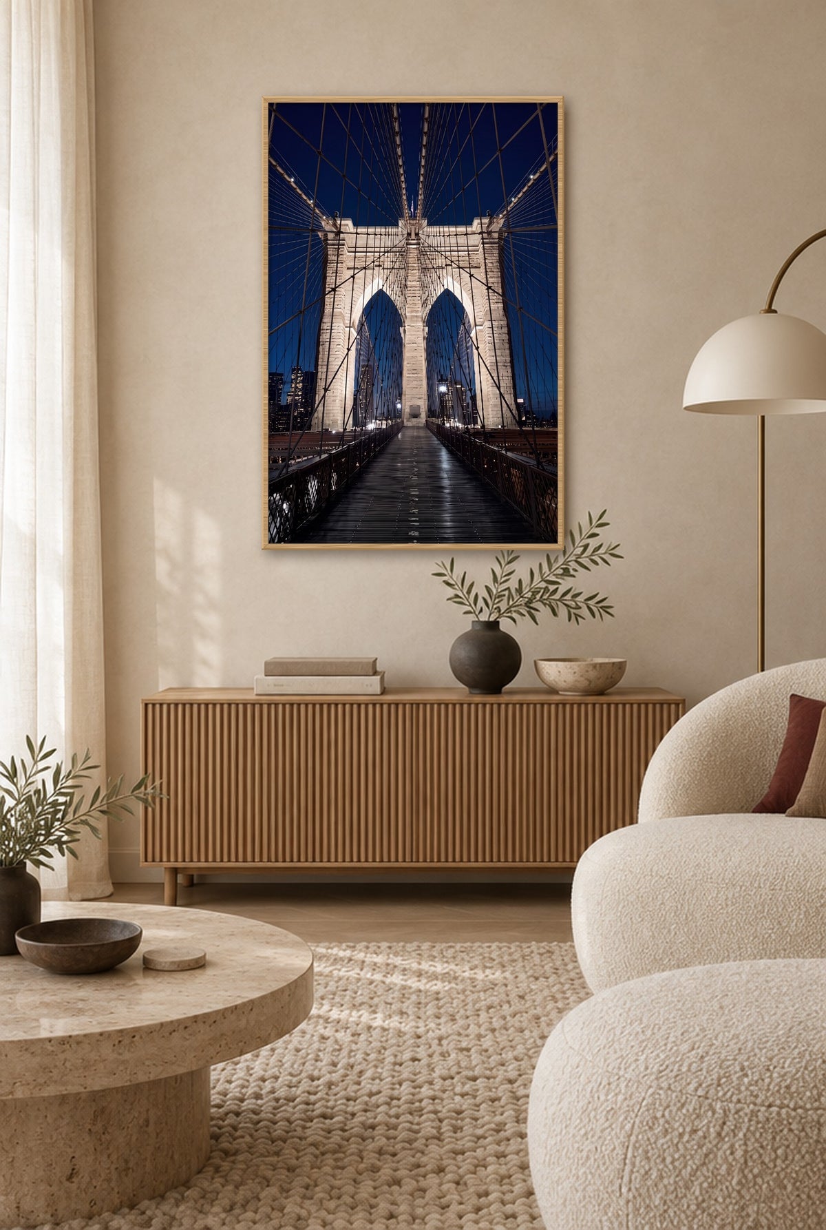 Brooklyn Bridge bij Daglicht Wandbild mit Naturholzrahmen an der Wand im Wohnzimmer