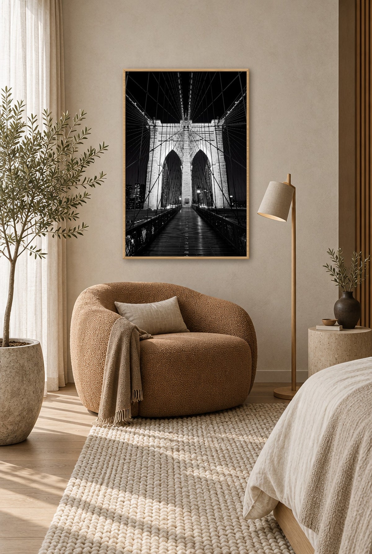 Brooklyn Bridge in Zwart-Wit Wandbild mit Naturholzrahmen an der Wand im Schlafzimmer