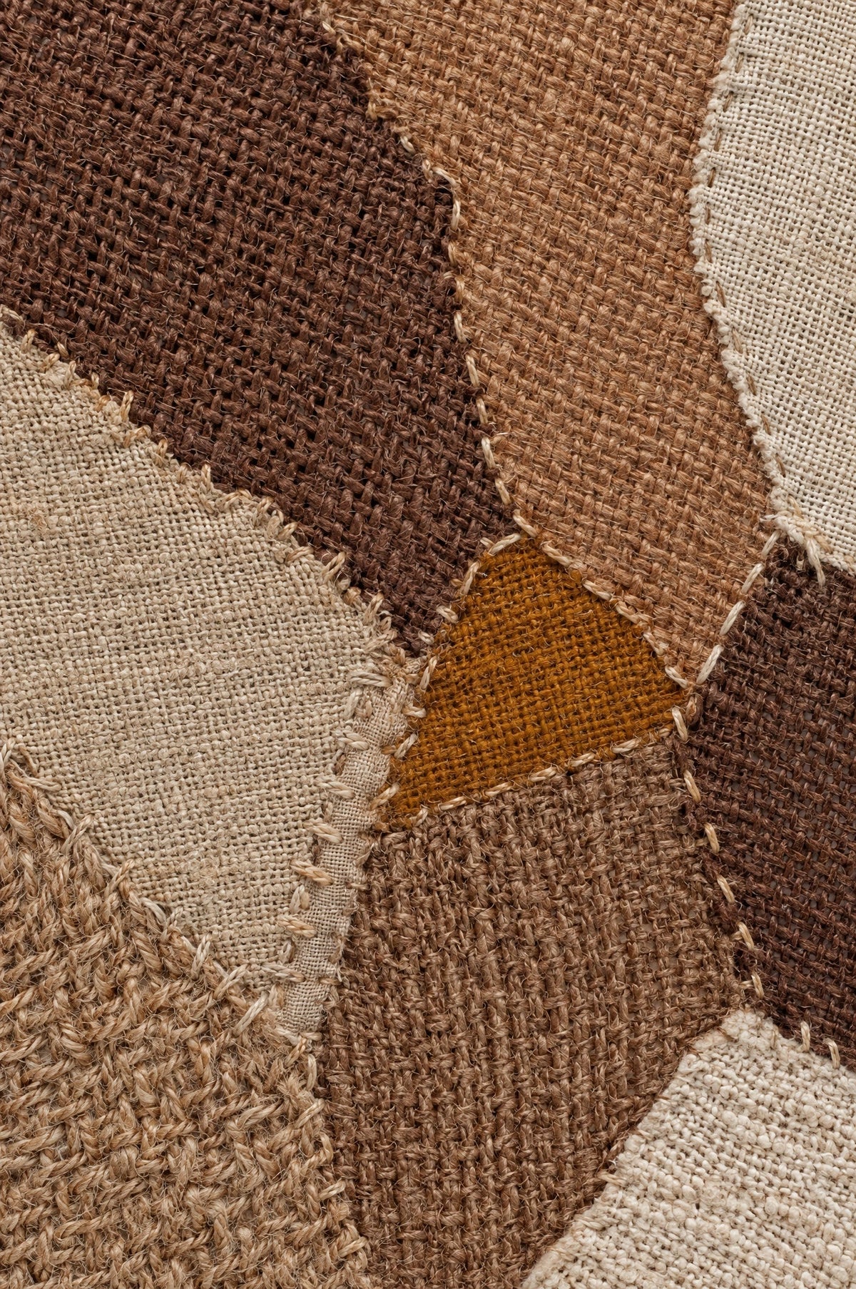Patchwork aus Jute und Leinen in Schokoladenbraun, Camel und Ecru mit ockerfarbenem Dreieck