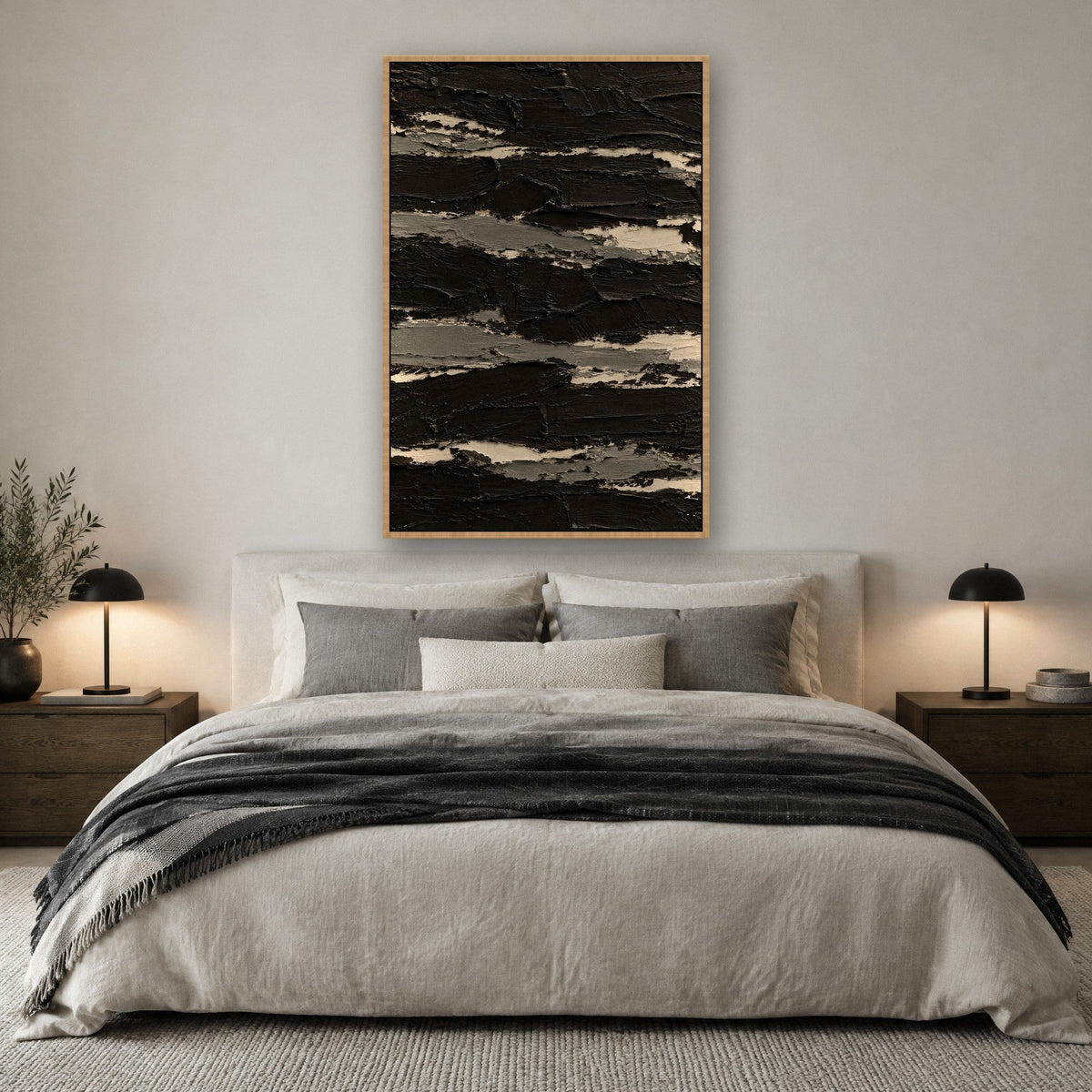 Kohlebruch in Schwarz und Gebrochenweiß Wandbild mit Naturholzrahmen an der Wand im Schlafzimmer