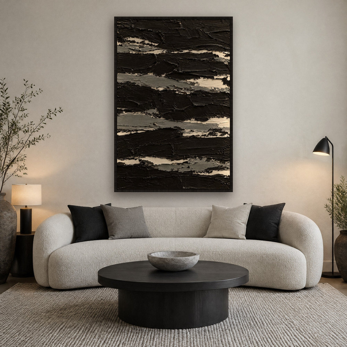 Kohlebruch in Schwarz und Gebrochenweiß Wandbild mit schwarzem Rahmen an der Wand im Wohnzimmer