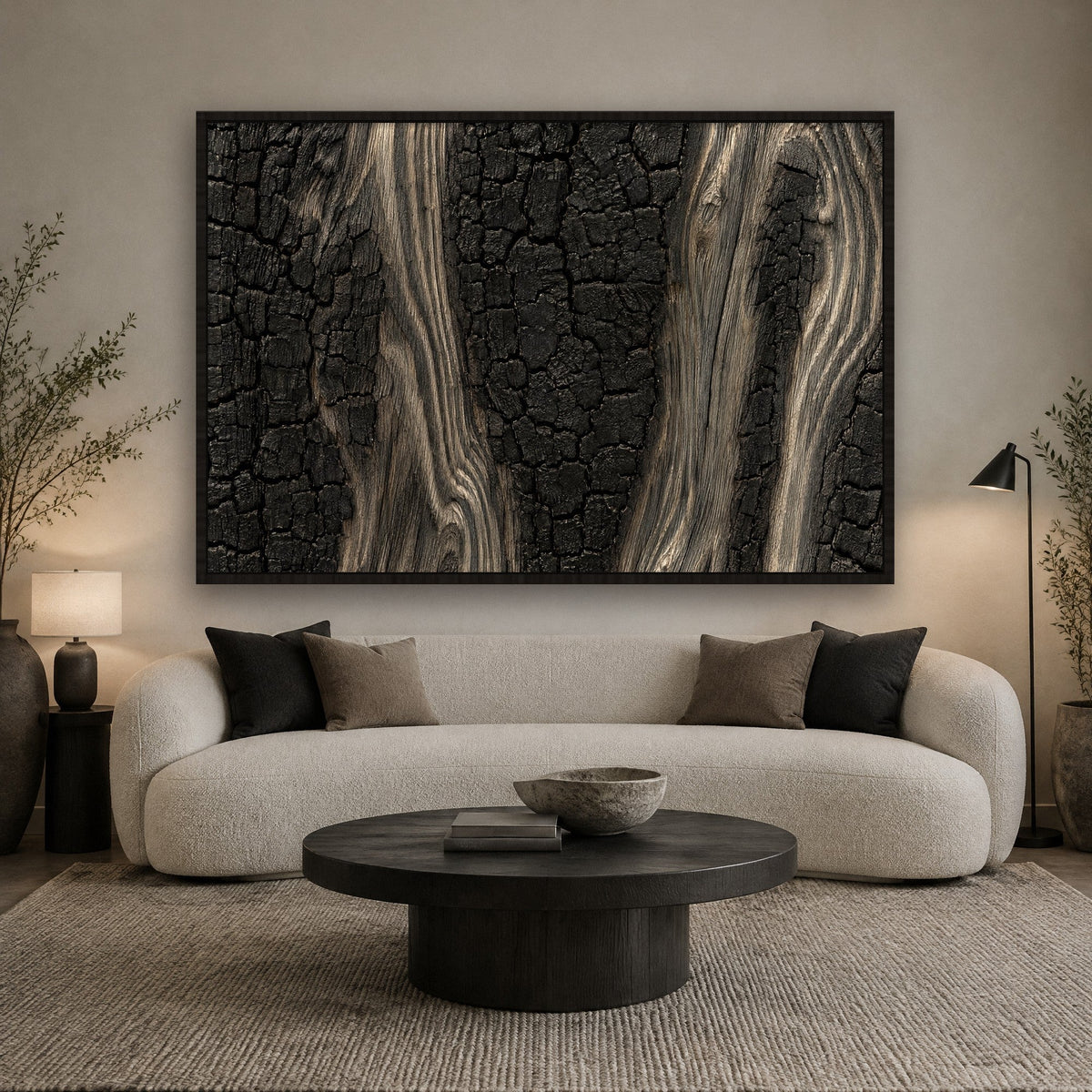 Verkoold Hout met Zilvergrijze Nerf Schilderij met zwarte lijst aan de muur in de woonkamer