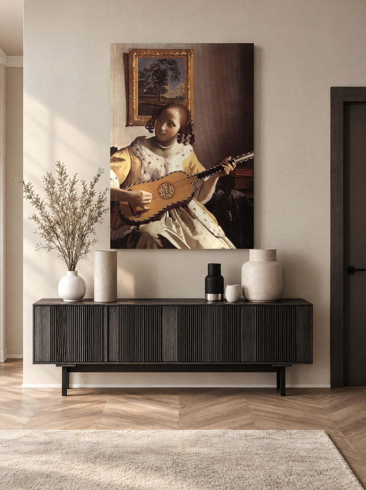 De Gitaarspeelster als canvas zonder lijst aan de muur