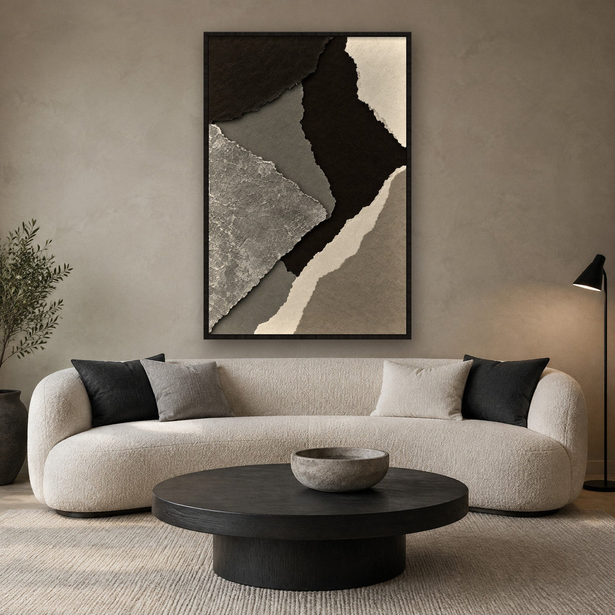 Graue Erdschichten mit Krakelee Wandbild mit schwarzem Rahmen an der Wand im Wohnzimmer