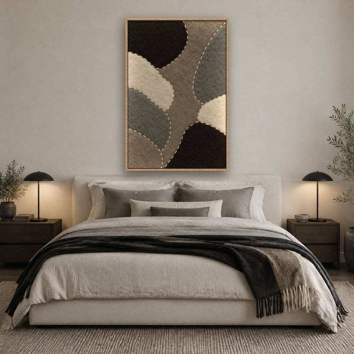Filzkiesel mit Heftstich Wandbild mit Naturholzrahmen an der Wand im Schlafzimmer