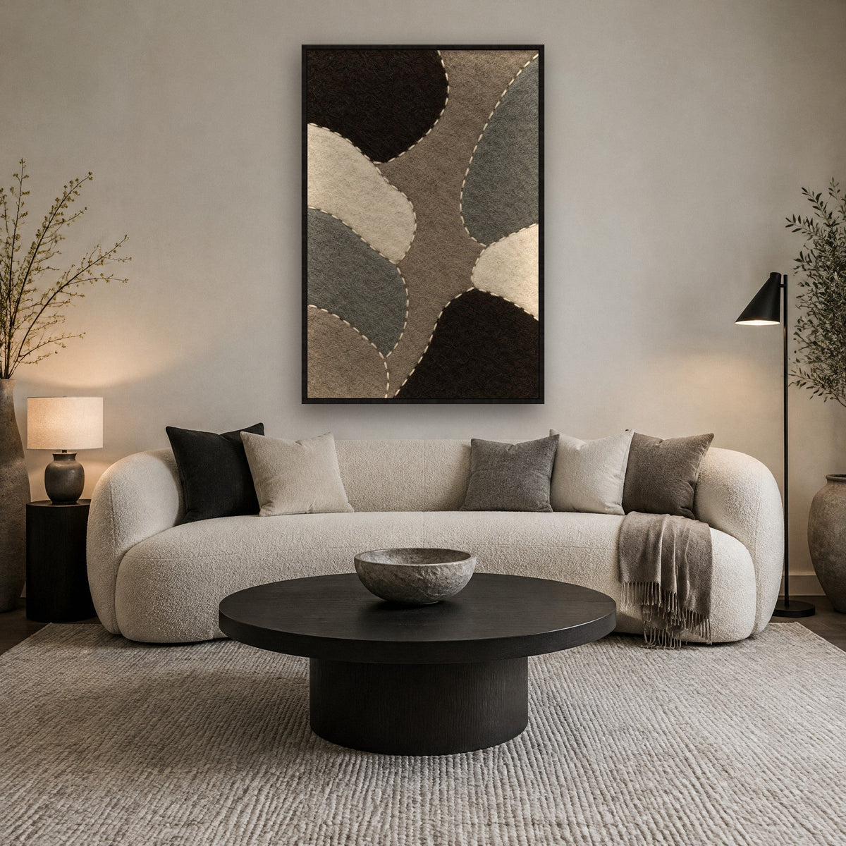 Filzkiesel mit Heftstich Wandbild mit schwarzem Rahmen an der Wand im Wohnzimmer