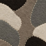 Kieselformen aus Filz in Dunkelbraun, Taupe, Grau und Naturel mit cremefarbenem Heftstich