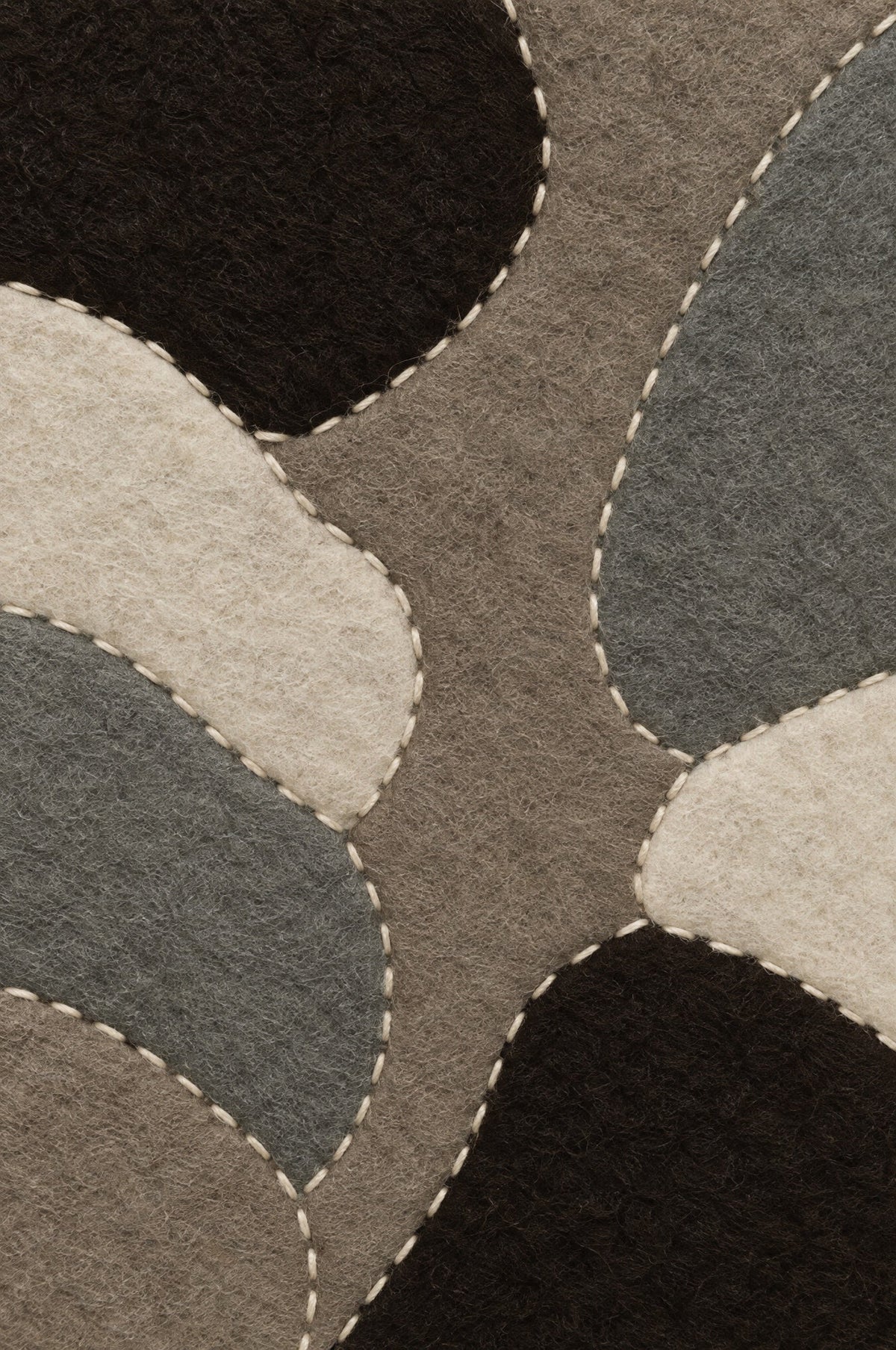 Kieselformen aus Filz in Dunkelbraun, Taupe, Grau und Naturel mit cremefarbenem Heftstich