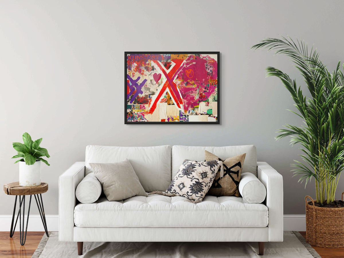 Witte bank met een abstract roze-rood schilderij in een zwarte lijst
