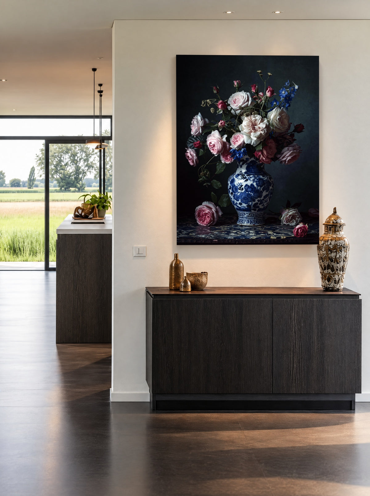Fluweelrozen in Delftblauw als canvas zonder lijst aan de muur