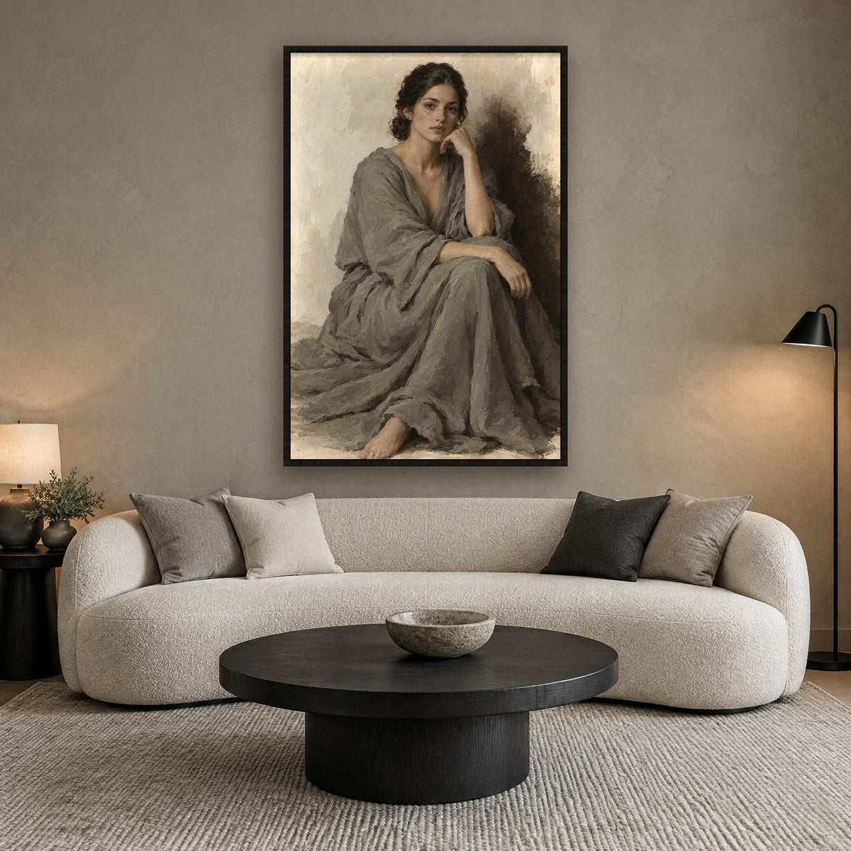 Frau im grauen Tuch Wandbild mit schwarzem Rahmen an der Wand im Wohnzimmer