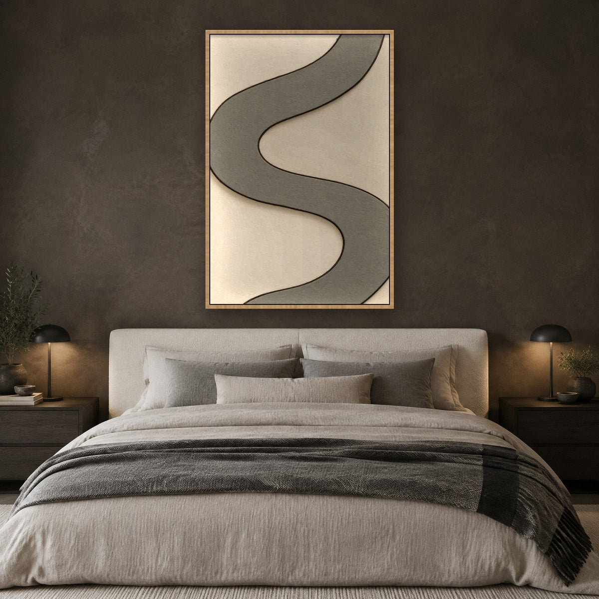 Graues Band auf Putz Wandbild mit Naturholzrahmen an der Wand im Schlafzimmer