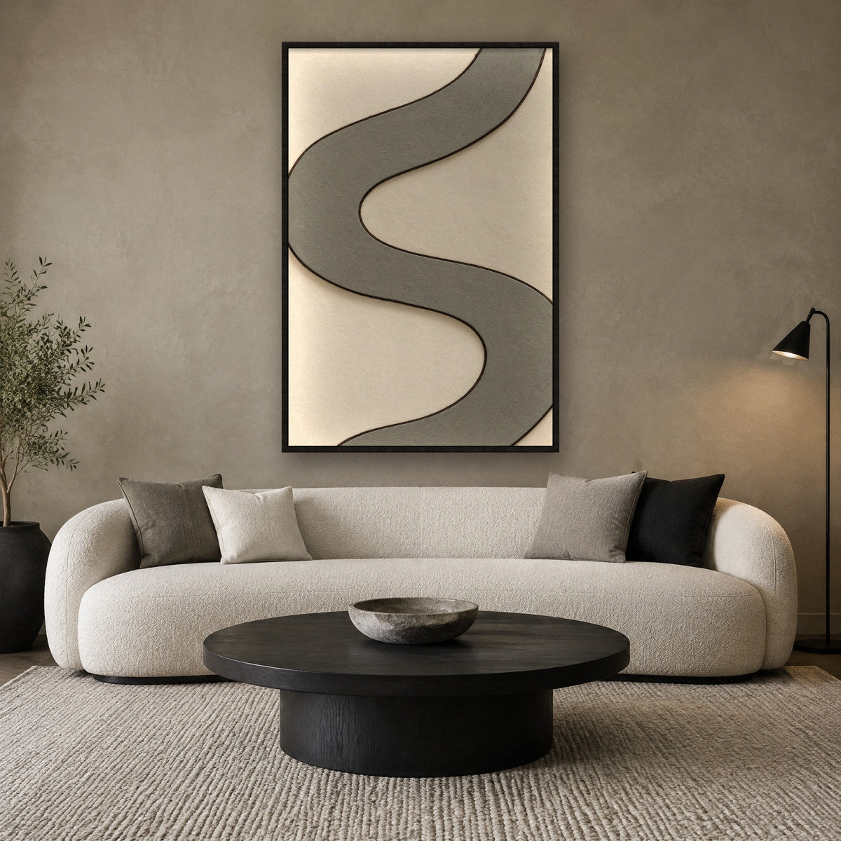 Graues Band auf Putz Wandbild mit schwarzem Rahmen an der Wand im Wohnzimmer