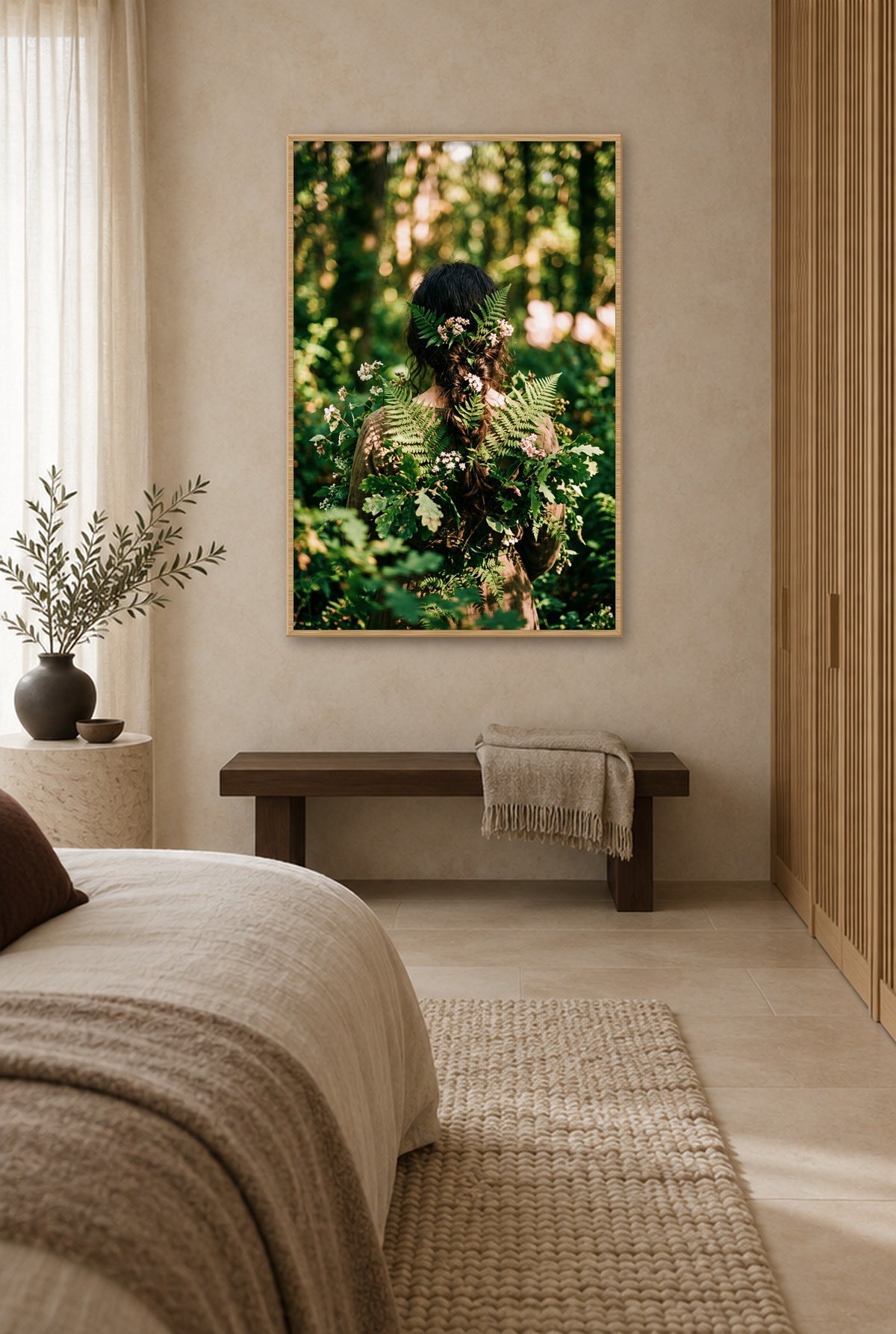 In het Bos Verweven Wandbild mit Naturholzrahmen an der Wand im Schlafzimmer