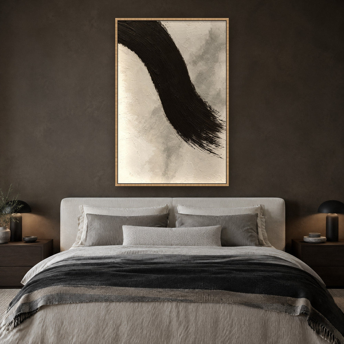 Tuschebogen in Tiefschwarz Wandbild mit Naturholzrahmen an der Wand im Schlafzimmer