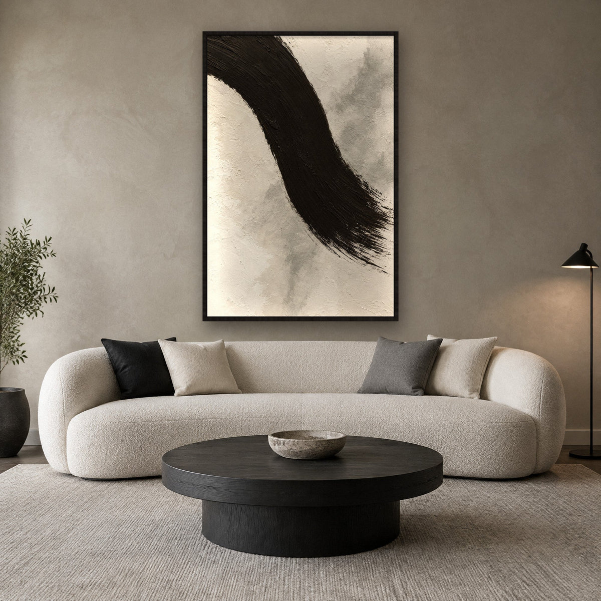 Tuschebogen in Tiefschwarz Wandbild mit schwarzem Rahmen an der Wand im Wohnzimmer