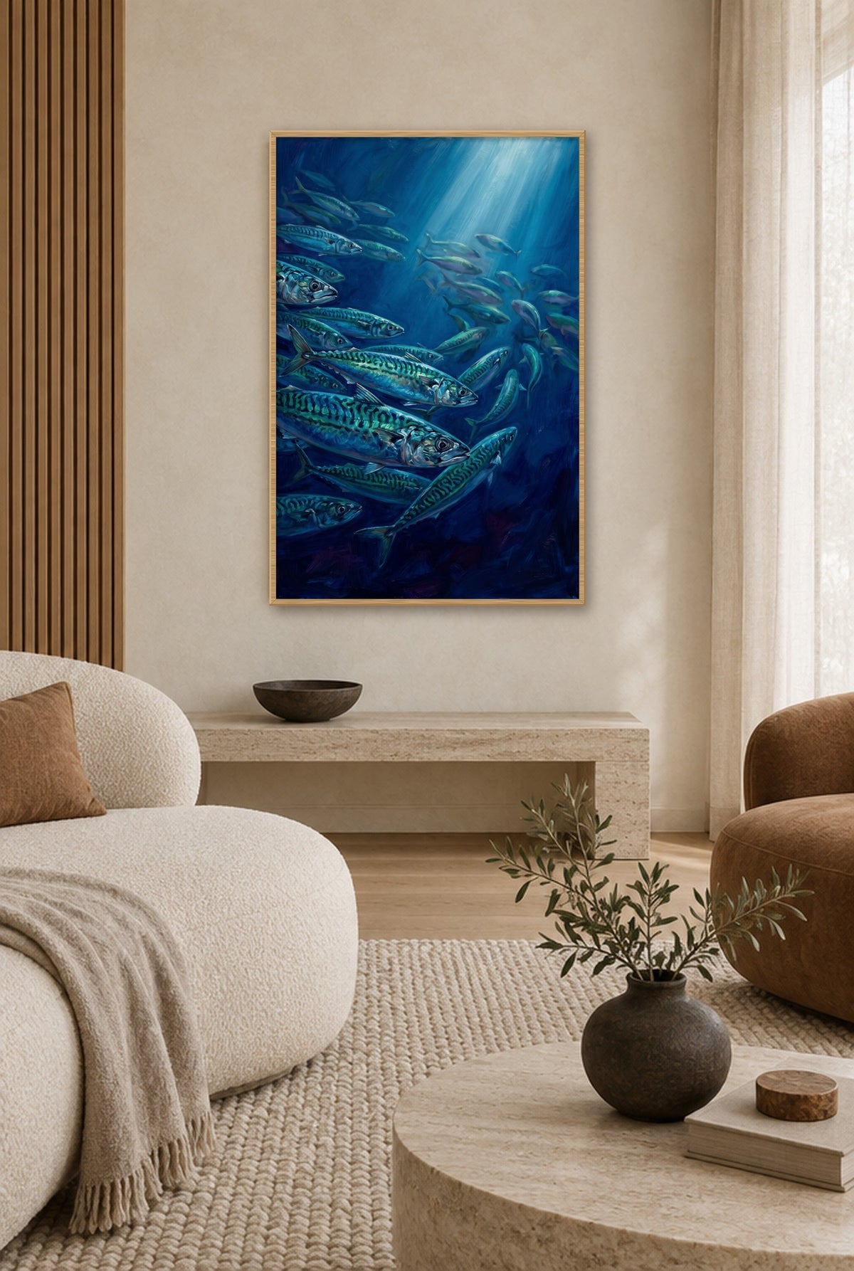 Iriserende Makrelen Wandbild mit Naturholzrahmen an der Wand im Wohnzimmer