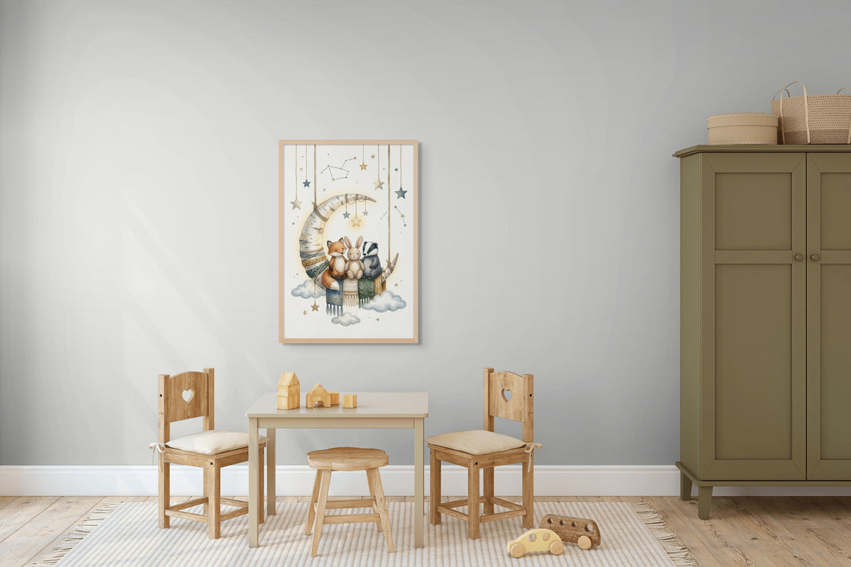 Kinderkamer-poster met diertjes op een maan boven een houten kindertafel