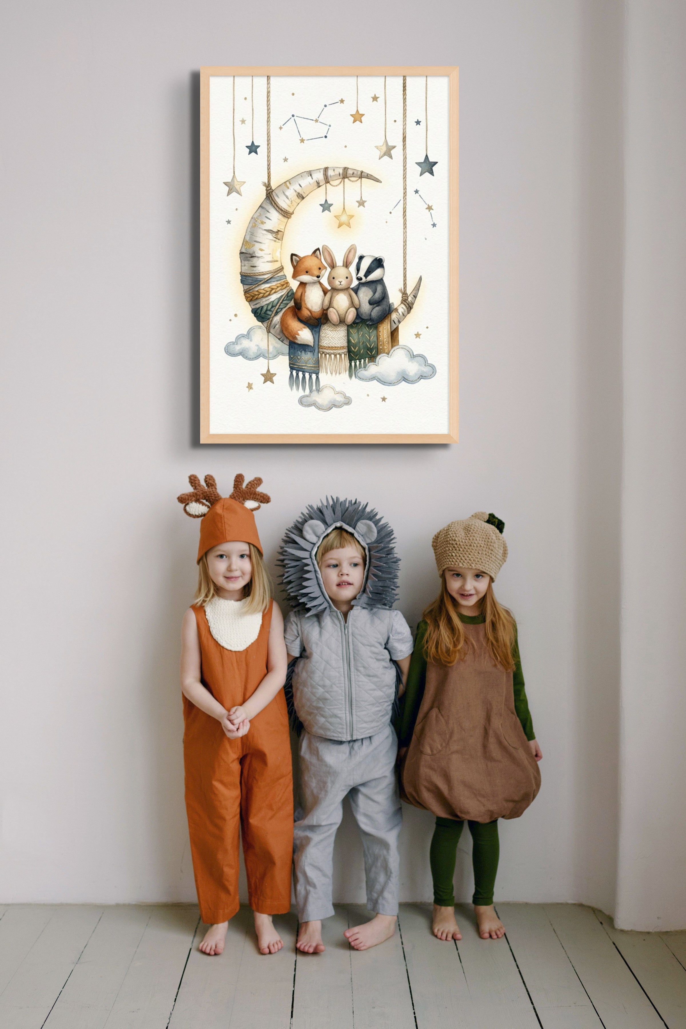 Verklede kinderen onder een kinderkamer-poster met diertjes op een maan