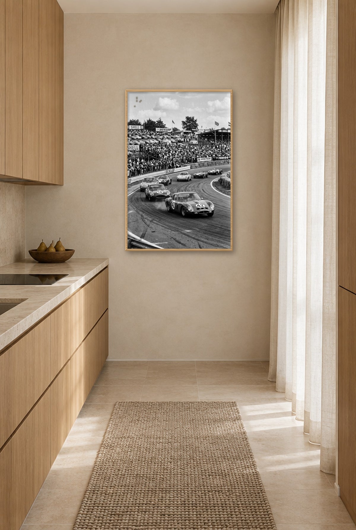 Klassieke Coupe Parade Wandbild mit Naturholzrahmen an der Wand in der Küche