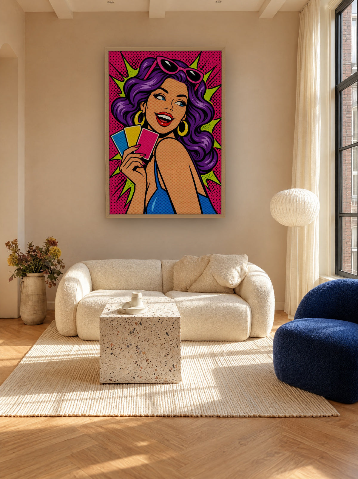 Lachende Popart Vrouw met Kleurkaarten met natuur houten lijst aan de muur